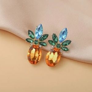 NWT Bloggers Favorite! Pineapple gem semi-drop earrings NWT summer resort vacay